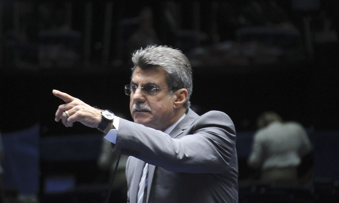 O senador Romero Jucá faz pronunciamento durante  sessão deliberativa ordináriado Senado (Geraldo Magela/Agência Senado)
