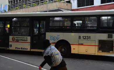 02/06/2023 - São Paulo (SP), 08/01/2016 - Manifestante apedreja ônibus durante ato do Movimento Passe Livre contra o aumento da tarifa do transporte público na rua da Consolação. Foto: Rovena Rosa/Agência Brasil