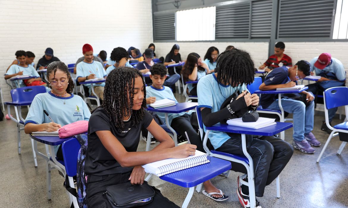 Brasília (DF), 19/02/2025 - Programa Pé-de-Meia. Alunos da escola CED 619 da Samambaia. Foto: Antônio Cruz/Agência Brasil