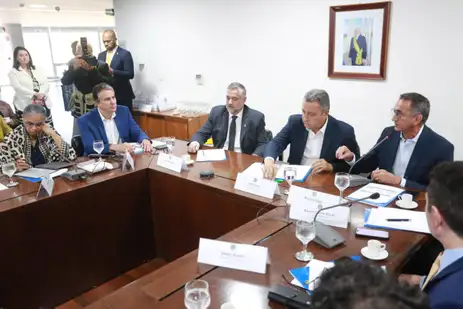 Twitter/Camilo Santana Reunião da Sala de Situação do Governo Federal com a presença dos ministros no Palácio do Planalto, nesta segunda-feira (20). Foto: Twitter/Camilo Santana