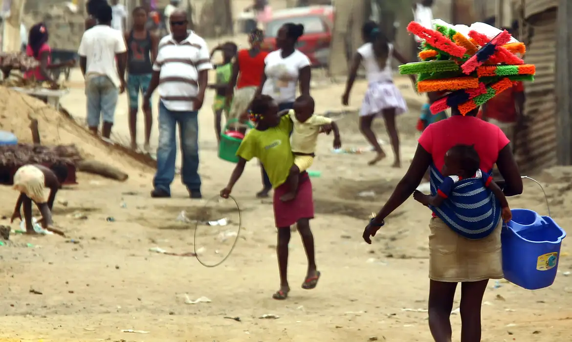 Luanda, Angola - Movimentação de crianças e moradores em bairro pobre de Luanda, onde é evidente a vulneranilidade infantil - Foto: Juca Varella/Agência Brasil
