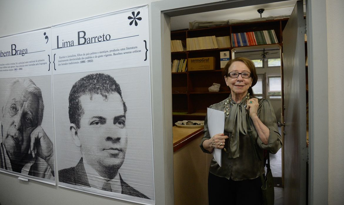 FernandaMontenegro encanta plateia na Academia Brasileira de Letras