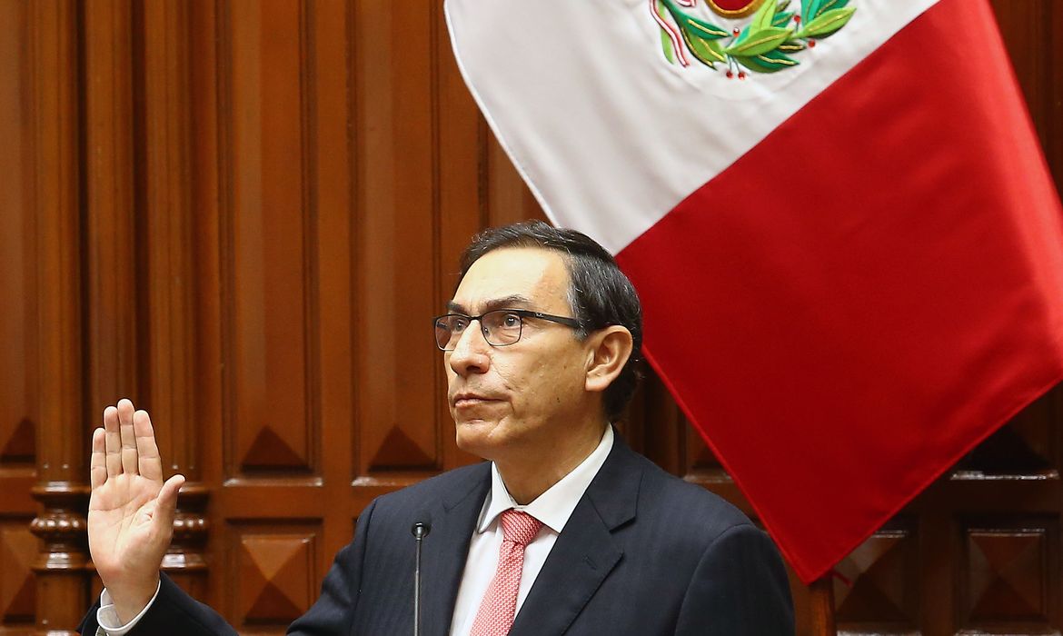 O engenheiro e empresário Martín Vizcarra presta juramento como novo presidente do Peru
