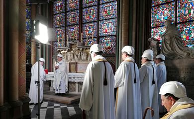 O arcebispo de Paris Michel Aupetit, lidera a primeira missa na catedral de Notre-Dame desde o incêndio Karine Perret/Pool via REUTERS