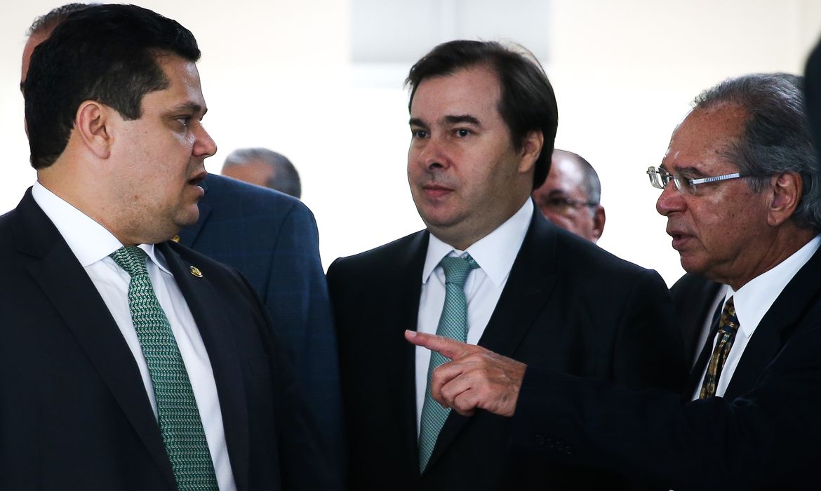 Os presidentes do Senado, Davi Alcolumbre, e da Câmara dos Deputados, Rodrigo Maia, falam à imprensa após reunião com o ministro da Economia, Paulo Guedes, para discutir questões sobre reforma tributária 