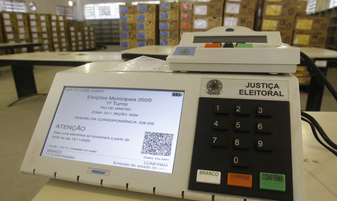 Distribuição das urnas eletrônicas para os locais de votação no Rio de Janeiro