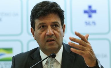 O Ministro da Saúde, Luiz Henrique Mandetta, divulga dados atualizados sobre novo coronavírus no país