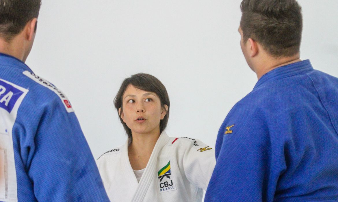 Yuko Fujii (C), treinadora da seleção brasileira masculina de judô, durante treinamento para o Mundial de Baku 2018. 