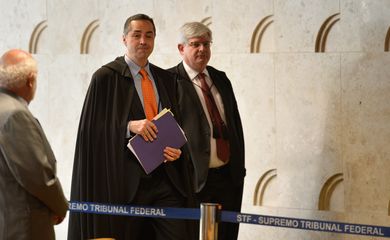 O STF retoma o julgamento do recurso em que se discute a validade jurídica da desaposentação. Na foto, o relator ministro Luís Roberto Barroso e o procurador-geral da República, Rodrigo Janot (José Cruz/Agência Brasil)