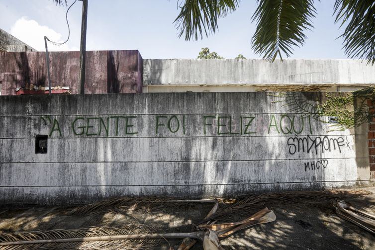 Maceió (AL) 17/12/2023 – Moradores deixam frases em suas casas após serem desalojados, nas proximidades da mina n°18 da mineradora Braskem na lagoa de Mundaú.
Foto: Joédson Alves/Agência Brasil