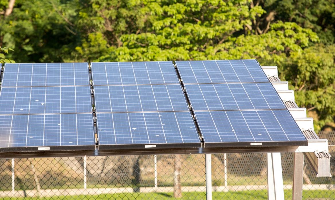Placas de energia solar instaladas para gerar eletricidade