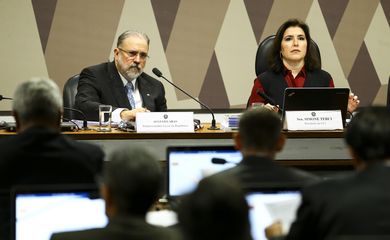  Antônio Augusto Brandão de Aras, indicado para o cargo de procurador-geral da República, e a senadora Simone Tebet durante sabatina na Comissão de Constituição e Justiça (CCJ) do Senado 