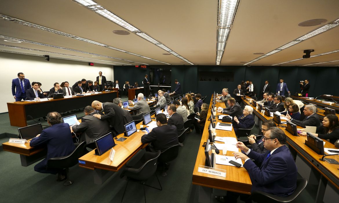 A comissão especial da Reforma da Previdência começa a discutir o parecer do relator. 