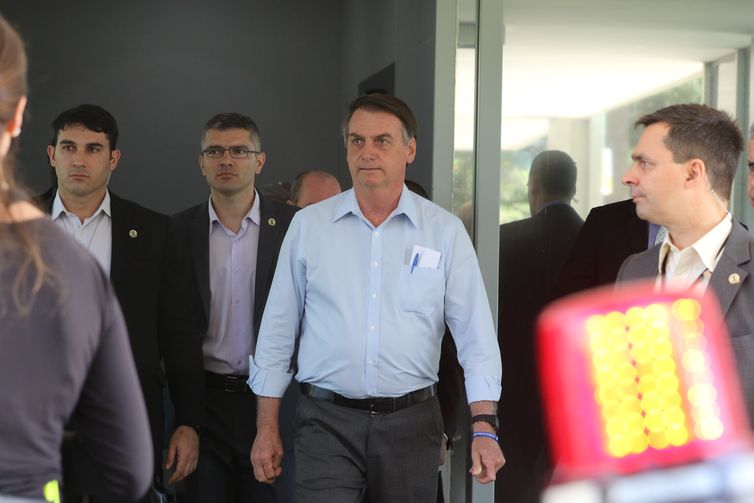 O presidente Jair Bolsonaro fala à imprensa sobre a crise na Venezuela, após reunião no Ministério da Defesa.