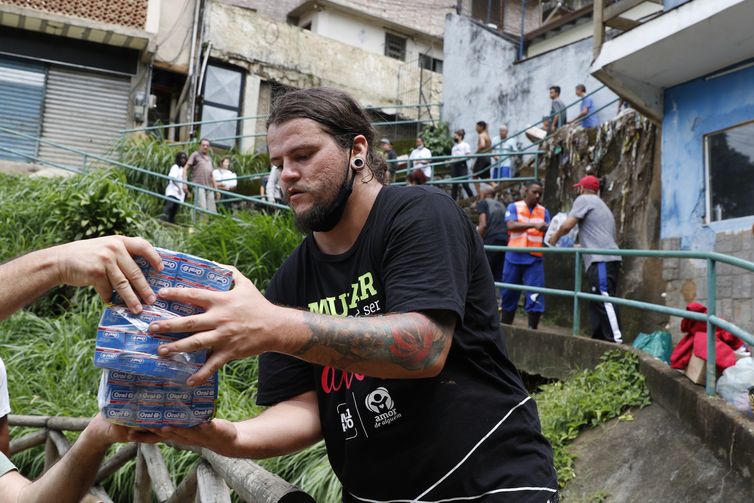 Voluntários organizam distribuição de donativos em solidariedade às vítimas e desabrigados das chuvas em Petrópolis, na comunidade da 24 de Maio.