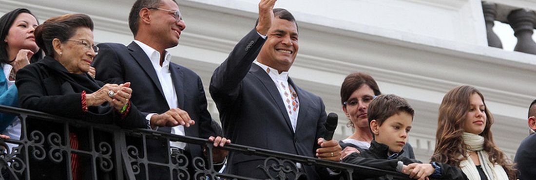 Rafael Correa comemora resultado de pesquisa boca de urna que aponta sua vitória no primeiro turno no Palácio de Carondelet, sede do governo no Equador