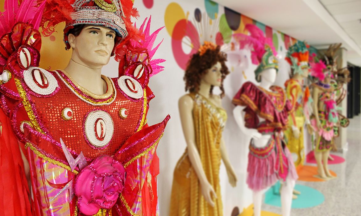 Tom Jobim- Rio Galeão serão recepcionados por uma exposição com 20 fantasias e adereços de escolas de samba do Grupo Especial do carnaval carioca.