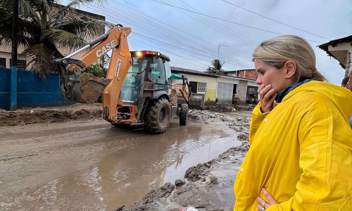 A prefeita da cidade de Atalaia, Ceci Rocha, visita áreas alagadas pela chuva que ocorreu nesse final de semana em Alagoas. Foto: Ceci.atalaia/Instagram