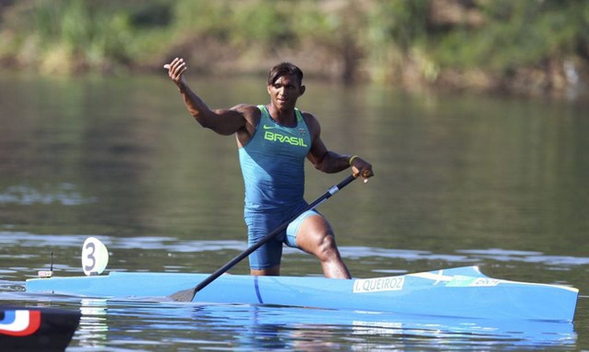 Isaquias Queiroz chega em primeiro e está na final da canoagem de velocidade