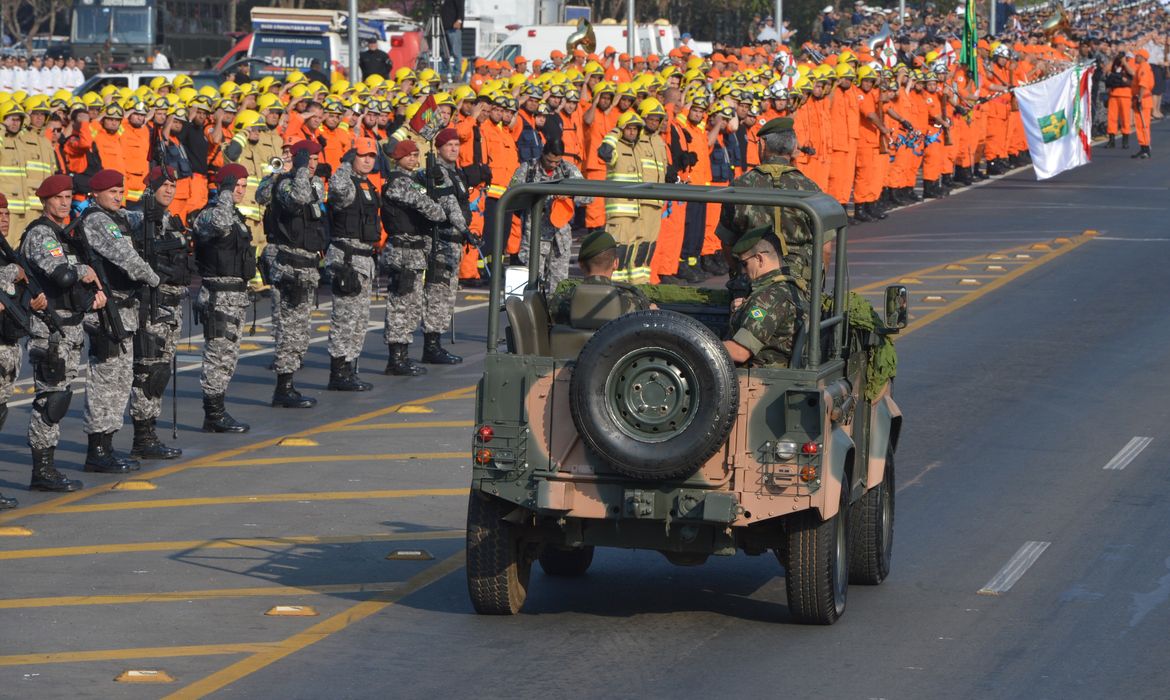 Desfile cívico-militar do 7 de setembro, na Esplanada dos Ministérios, em Brasília (Valter Campanato/Agência Brasil)