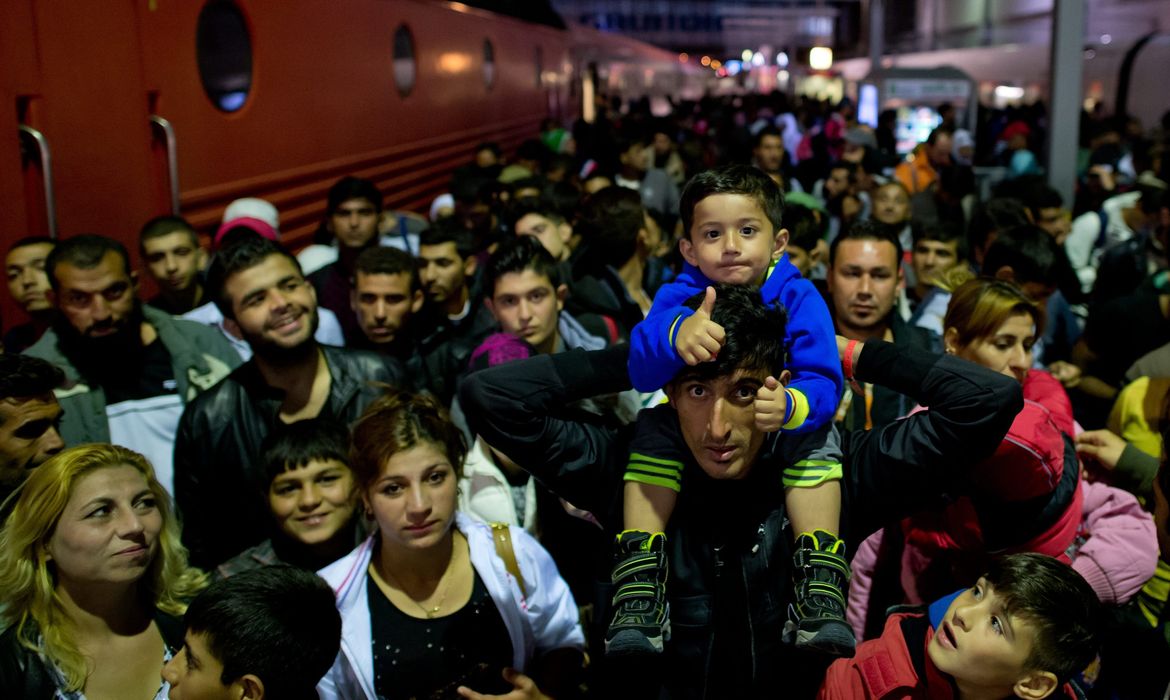 Refugiados que atravessaram a Hungria e Áustria se alojam em centro na Alemanha
