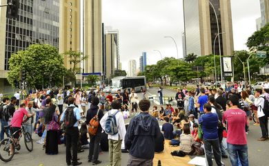 São Paulo - Estudantes bloqueiam, com cadeiras e cartazes, um dos sentidos da Avenida Brigadeiro Faria Lima, em protesto contra a reorganização escolar no estado de São Paulo (Rovena Rosa/Agência Brasil) 