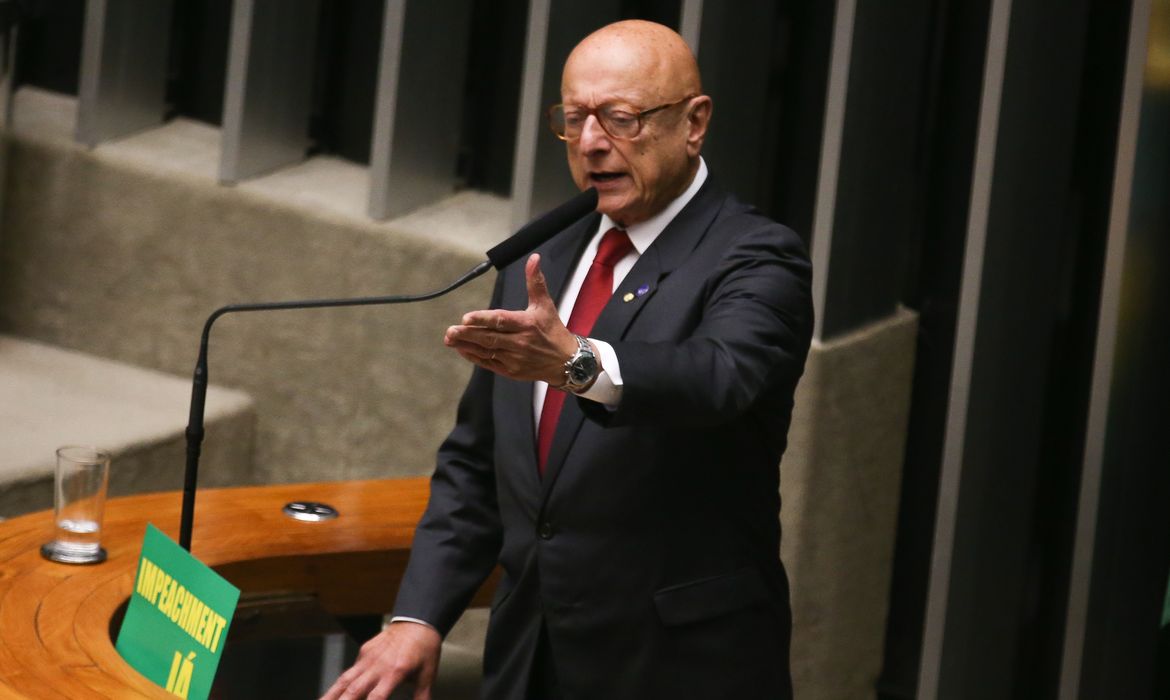 Brasília - Deputado Espiridiao Amim durante discussão da autorização ou não da abertura do processo de impeachment da presidenta Dilma Rousseff, no plenário da Câmara (Fabio Rodrigues Pozzebom/Agência Brasil)