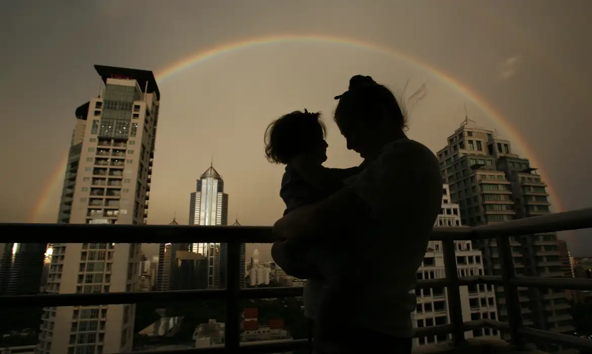 Reuters/Adrees Latif/Direitos Reservados Mãe segura bebê autista