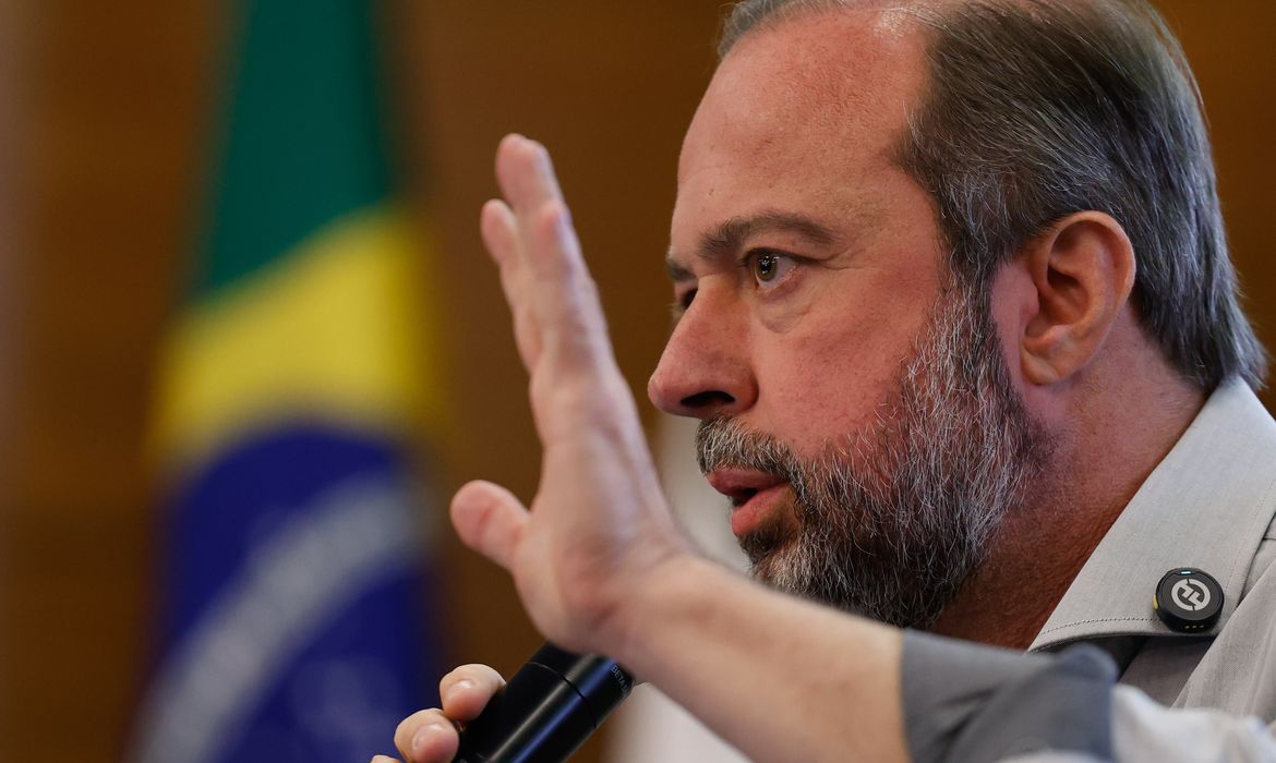 Rio de Janeiro (RJ) 19/09/2024 - O ministro de Minas e Energia, Alexandre Silveira, explica o plano de contingência e a recomendação de adotar o horário de verão feita pelo Operador Nacional do Sistema Elétrico (ONS). Foto: Fernando Frazão/Agência Brasil