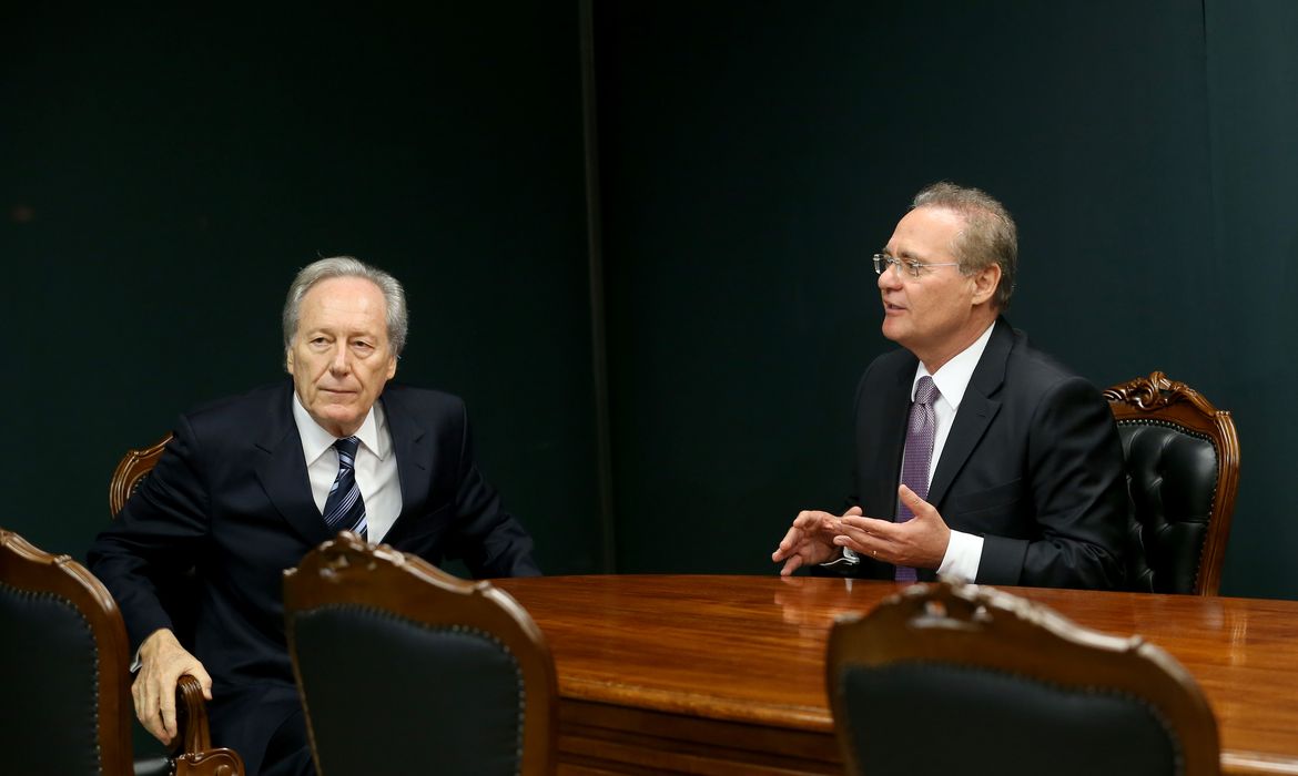 Brasília - Os presidentes do Supremo, Ricardo Lewandowski, e do Senado, Renan Calheiros, discutem ritos do processo de impeachment  (Wilson Dias/Agência Brasil)