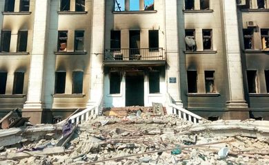 Teatro atingido por bombardeio em Mariupol