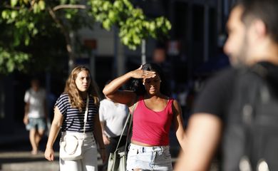 Rio de Janeiro (RJ) 20/02/2025 – Pessoas se protegem do sol na região central da cidade durante onda de calor. Foto: Fernando Frazão/Agência Brasil