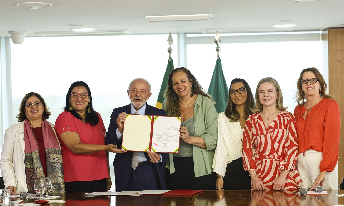 Brasília (DF), 24/04/2025 - O presidente Luiz Inácio Lula da Silva durante cerimônia de sanção de projetos de lei: O primeiro projeto (PL 370/2024) é sobre violência com uso da inteligência artificial; outro institui a monitoração eletrônica de agressores (PL 5.427/2023) e, o terceiro, proíbe discriminação em bolsas acadêmicas (PL 475/2024). Foto: Marcelo Camargo/Agência Brasil