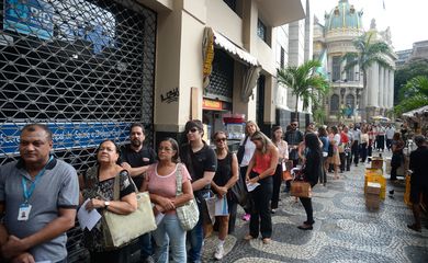 Rio de Janeiro - Longas filas se formam em frente aos postos de saúde para a vacinação contra a febre amarela (Tânia Rêgo/Agência Brasil)