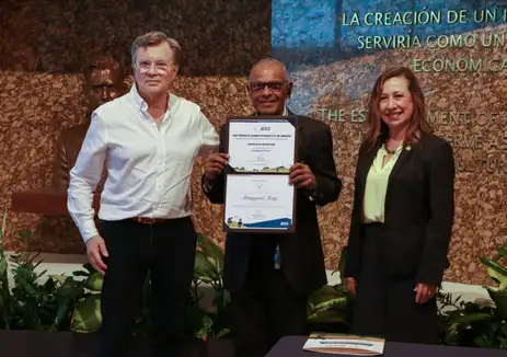 Ramgopaul Roop - recebendo o certificado do encontro ao lado do diretor-geral do IICA, Manuel Otero. primeiro Encontro de Líderes Rurais promovido pelo Instituto Interamericano de Cooperação para a Agricultura (IICA). Foto: IICA/Divulgação