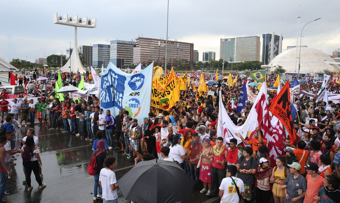 Brasília - Estudantes fazem protesto na Esplanada dos Ministérios  (Wilson Dias/Agência Brasil)