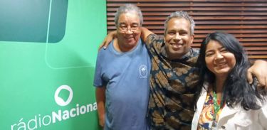 Tchello Melo ao lado de Cirilo Reis e Gláucia Araújo no estúdio da Nacional Rio