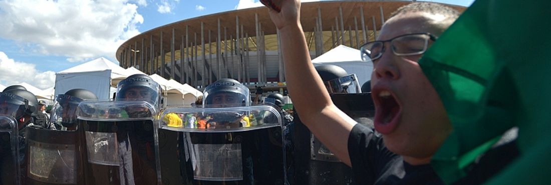 Manifestante protesta em frente à barreira criada pela tropa de choque da Polícia Militar