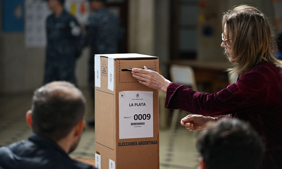 Reuters/Martin Cossarini/Proibida reprodução A woman votes at a polling station during the midterm election, in La Plata, Buenos Aires, Argentina, October 26, 2025. REUTERS/Martin Cossarini
