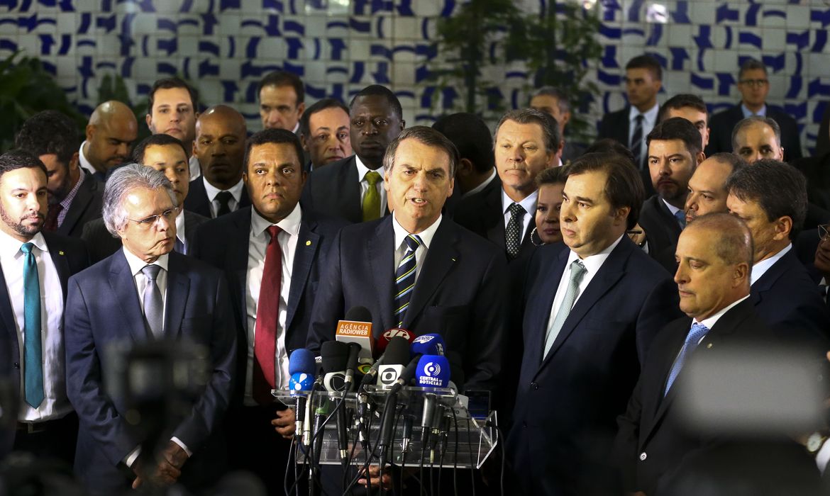 O presidente Jair Bolsonaro vai à Câmara dos Deputados para entregar ao presidente Rodrigo Maia o projeto de lei que altera o Código de Trânsito Brasileiro.
