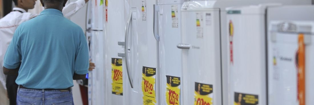 Consumidor negocia preço em loja Consumidor pesquisa preço de eletrodomésticos após a redução do Imposto sobre Produtos Industrializados (IPI)