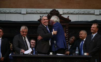 Os deputados André Ceciliano (PT) (E) e Carlos Minc após votação da nova Mesa Diretora que irá conduzir os trabalhos na Assembleia Legislativa do Rio de Janeiro (Alerj) durante o biênio (2019-2020)