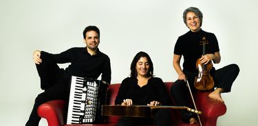 Iroko Trio: Carla Rincón, Elodie Bouny e Marcelo Caldi