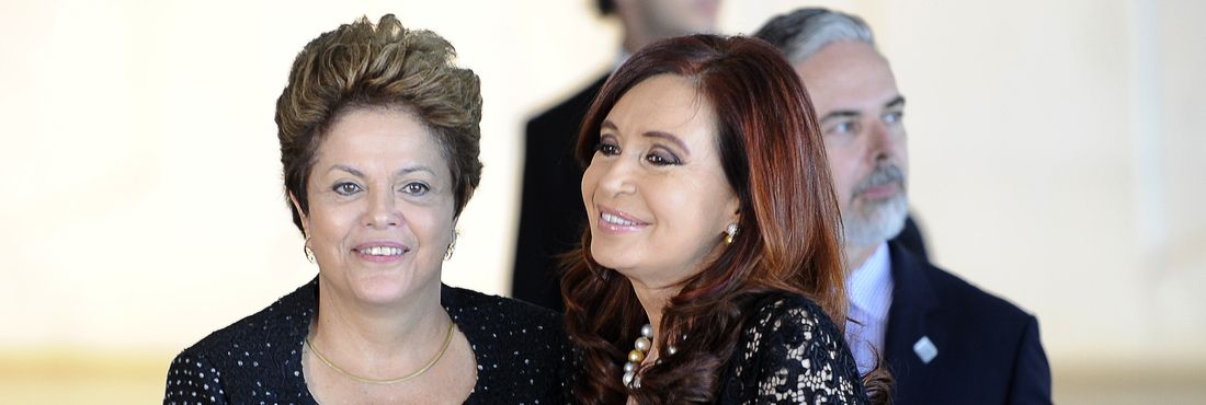 A presidenta Dilma Rousseff recebe a presidenta Cristina Kirchner na chegada da Cúpula de Chefes de Estado do Mercosul e Estados Associados