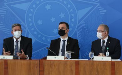 Os presidentes do Senado, Rodrigo Pacheco, da Câmara, Arthur Lira, e o ministro da Saúde, Marcelo Queiroga, durante coletiva, após reunião do Comitê de Coordenação Nacional de Enfrentamento da Pandemia de Covid-19