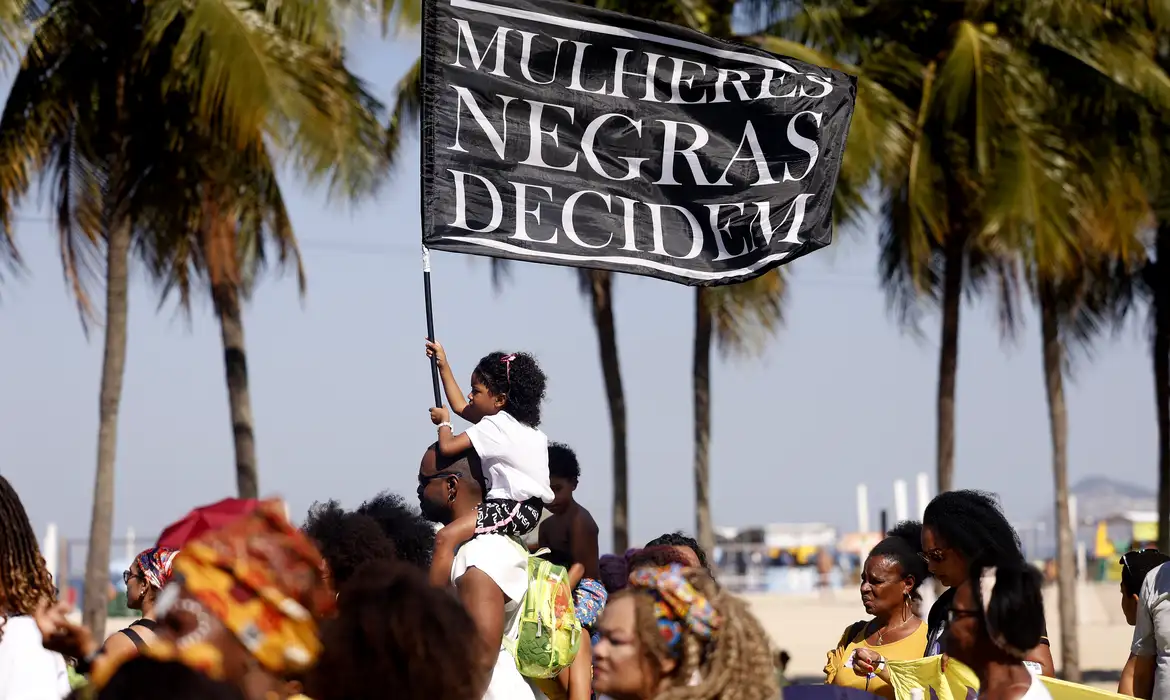 Tânia Rêgo/Agência Brasil Rio de Janeiro (RJ), 28/07/2024 - 10ª Marcha das Mulheres Negras do RJ. Mulheres negras marcham contra o racismo e pelo bem viver, na praia de Copacabana, zona sul da cidade. Foto: Tânia Rêgo/Agência Brasil