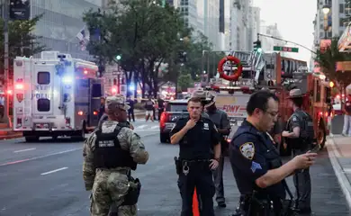Policiais em local de ataque a tiros em Manhattan, Nova York
 28/7/2025   REUTERS/Jeenah Moon