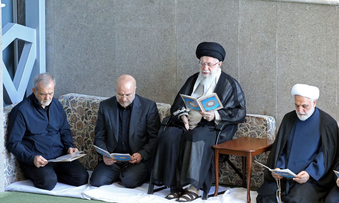Líder supremo do Irã Ali Khamenei em Teerã
 4/10/2024  WANA (West Asia News Agency)/Divulgação via REUTERS