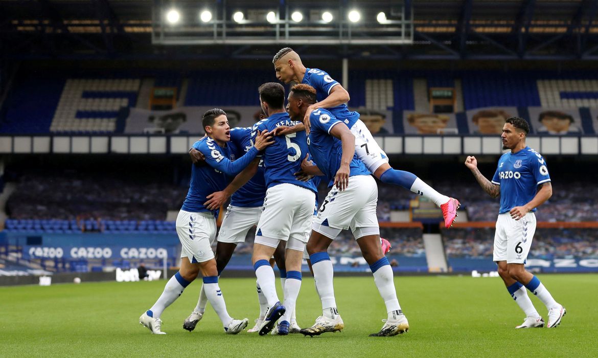 Jogadores do Everton comemoram gol marcado contra o Liverpool durante partida pelo Campeonato Inglês
