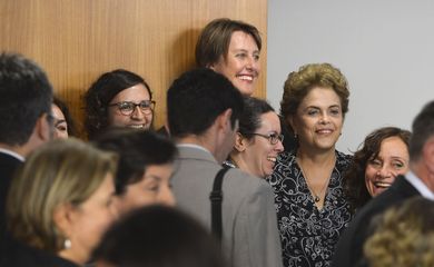 Brasília - A presidenta Dilma Rousseff na cerimônia de assinatura de portaria que institui diretrizes para a lei  sobre cirurgias reparadoras, pelo SUS, de sequelas causadas por atos de violência contra a mulher (Valter Campanato/Agência